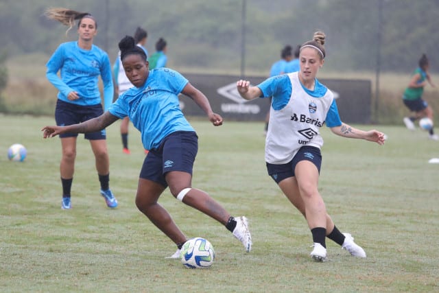 Gurias gremistas prontas para o retorno do Brasileirão Feminino.