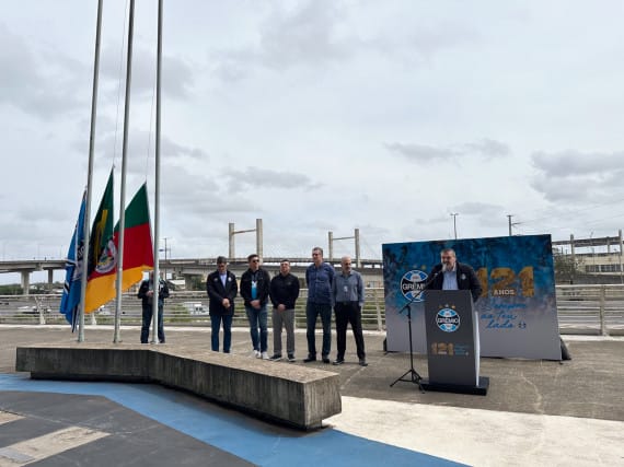 Hasteamento da bandeira celebra 121 anos do Grêmio de forma grandiosa