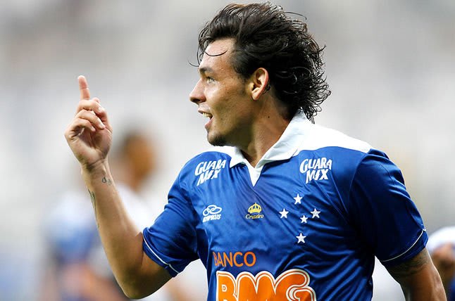 Apesar da liderança celeste e má fase do Botafogo, Goulart prega respeito