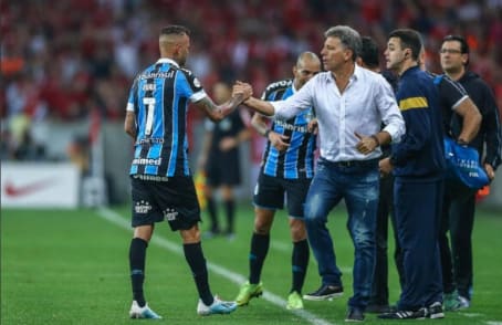 Luan desencanta no Gre-Nal 421 e iguala Renato Gaúcho na artilharia do Grêmio; compare os números