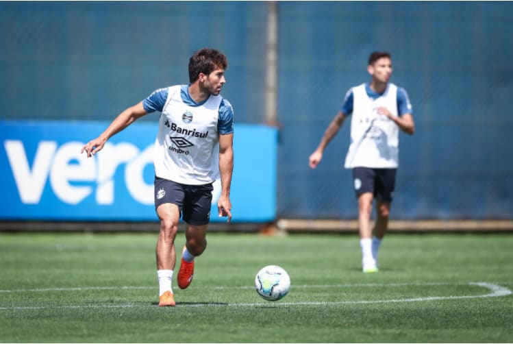 Grêmio finaliza treinos e viaja a Curitiba