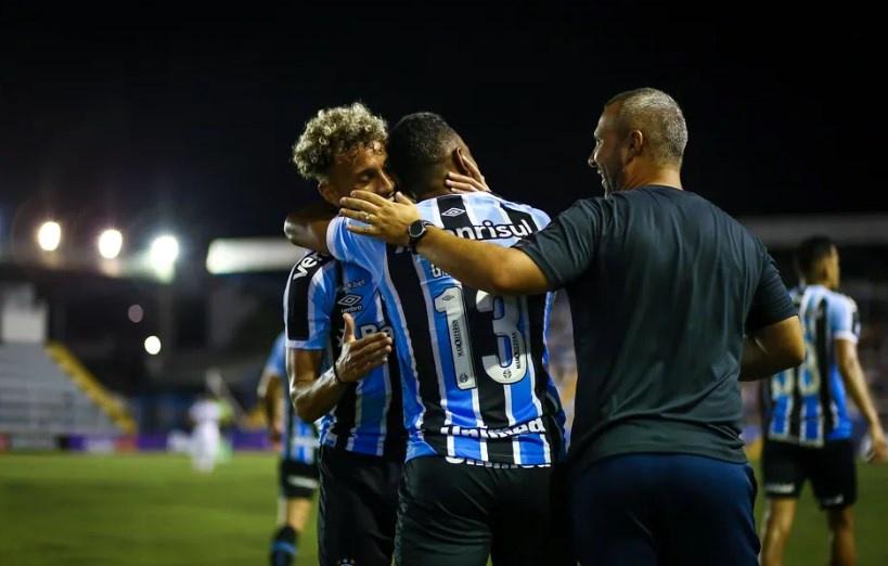 Análise: Grêmio recorre a titulares para vencer e consegue tirar pouco de testes