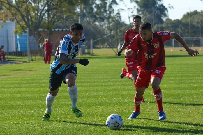 Grêmio finaliza empréstimo e atacantes Wesley Pomba e Ronald deixam o  Caxias