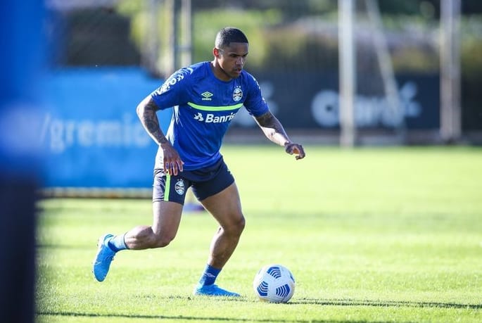 Entenda o motivo de Douglas Costa não ser relacionado para a partida contra o Athletico-PR