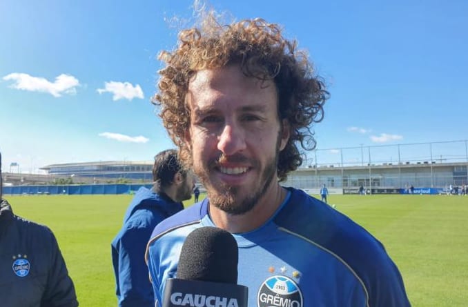 Improvisado na meia direita, Galhardo se destaca em treino e vira opção no Grêmio: Já fiz essa função