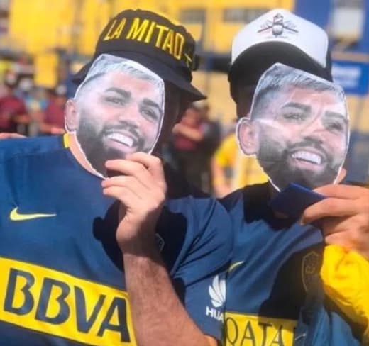 Torcedores do Boca usam máscara do Gabigol para provocar River