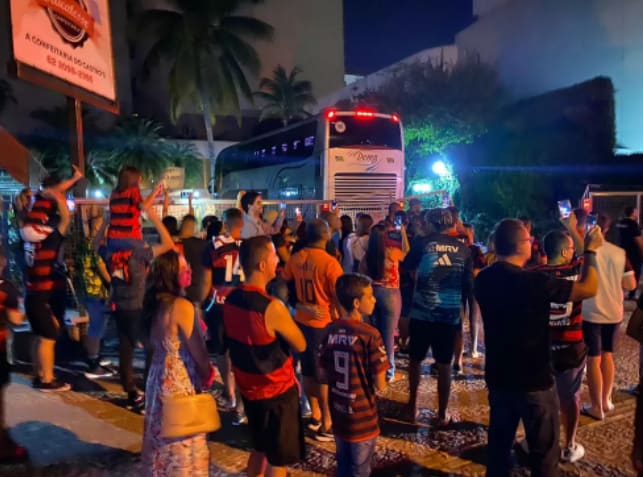 Após protestos no Rio, Flamengo é recebido com apoio em Goiânia