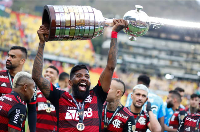 Com contrato no fim, Rodinei despista sobre futuro e exalta torcida do Flamengo: Gratidão