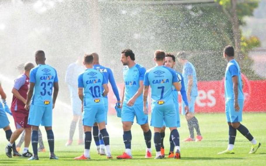 Cinco meses após lesão, atacante Fred é liberado para treinar com bola no Cruzeiro