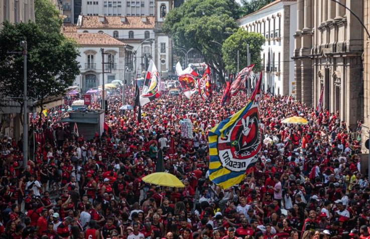 É festa!!! Flamenguistas já tomam as ruas no Rio de Janeiro para comemorar Libertadores e Copa do Brasil