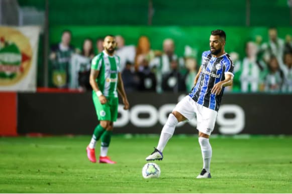 Maicon sai no primeiro tempo com problema muscular e vira preocupação no Grêmio