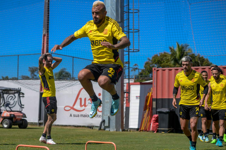 Por que os clubes não tomam o remédio amargo que o Flamengo tomou?, questiona Mauro Cezar