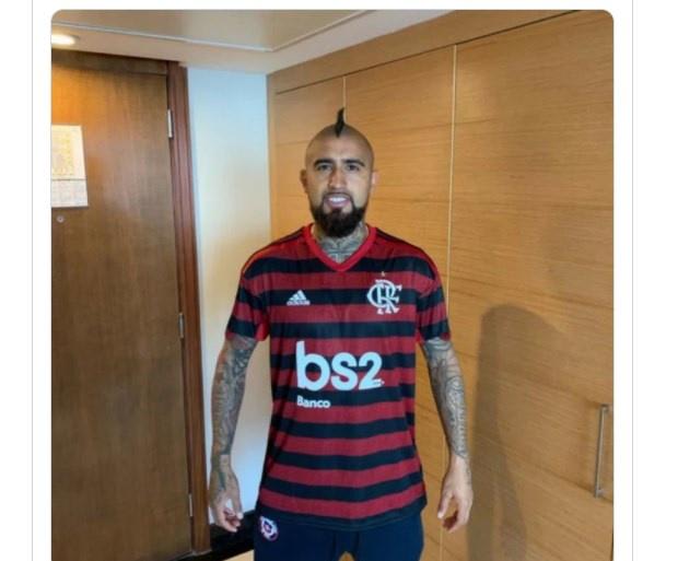 Vidal treina com o Chile no Ninho do Urubu e torcedores do Flamengo brincam nas redes sociais