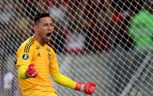 Diego Alves não sente dores em teste e deve ser titular do Flamengo contra o Corinthians