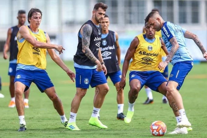 Felipe Vizeu trabalha pela primeira vez com bola no Grêmio