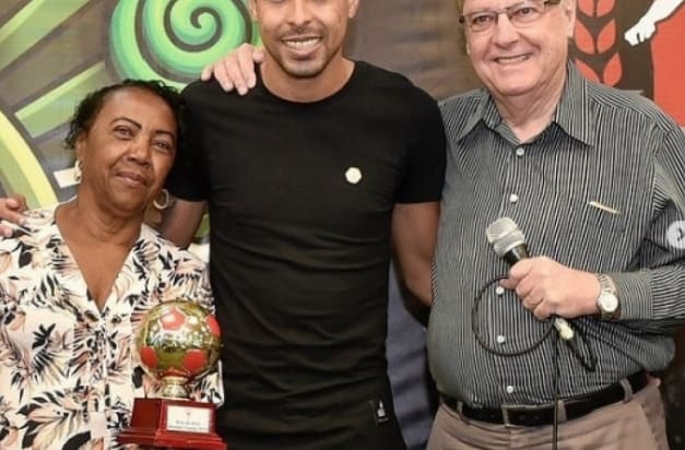 Irmão de Bruno Henrique segue passos do atacante e leva bola de ouro em torneio amador