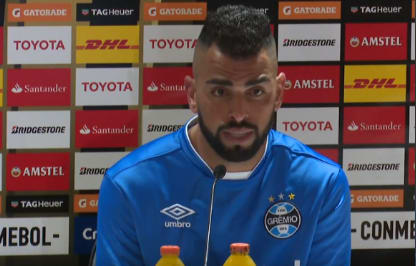 Maicon se irrita e evita entrevistas após empate do Grêmio: “Estou de cabeça quente”