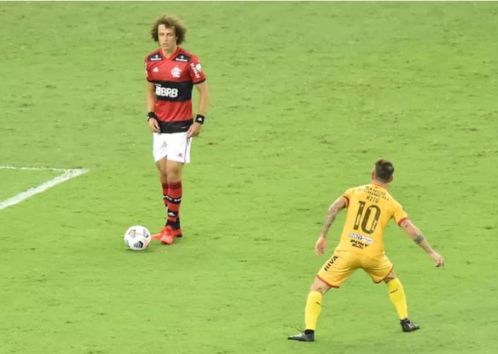 David Luiz deixa boa impressão em estreia e tem conexão imediata com a torcida do Flamengo