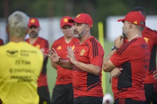 O primeiro dia de Vitor Pereira: 14 horas de Flamengo, treino intenso e papo com Gabigol