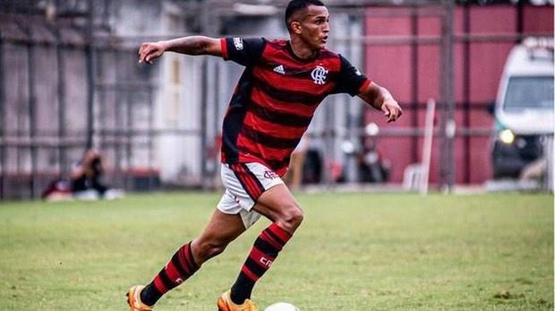 Flamengo negocia empréstimo de Wesley, lateral da base, para o Barcelona