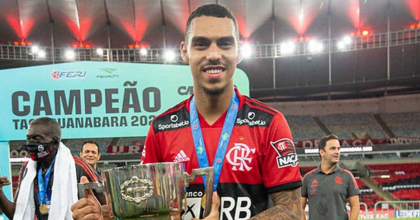 Matheuzinho, do Flamengo, é o jogador que mais acerta passes e o lateral que melhor cruza no Carioca