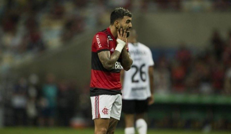 Gabigol é atingido por copo de cerveja no rosto após eliminação do Flamengo