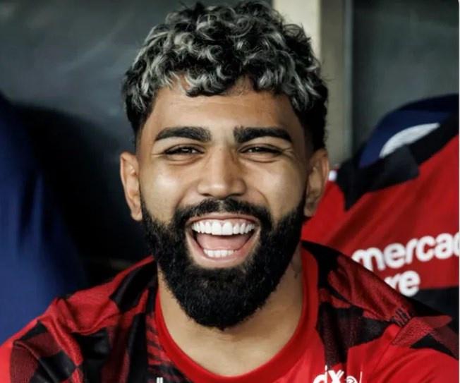 Expulso no clássico, Gabigol posta foto sorrindo e revolta torcedores do Flamengo; veja