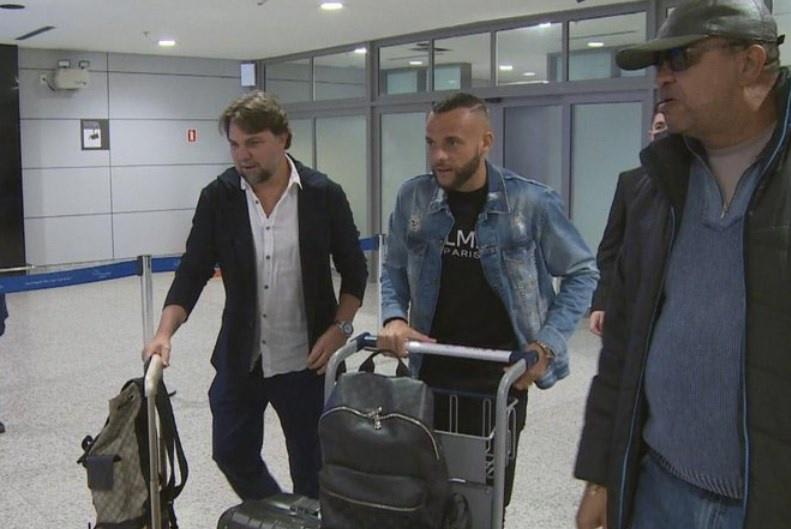 Thaciano e Guilherme chegam a Porto Alegre e se apresentam no CT do Grêmio