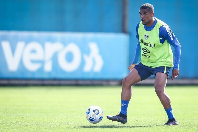 [OPINIÃO] O movimento de Douglas Costa para que sua relação com o Grêmio melhore