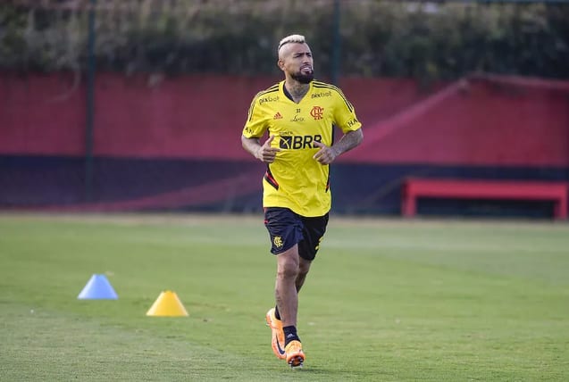 Flamengo antecipa estreia e relaciona Vidal para pegar o Avaí