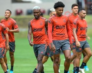 Vitinho e Lázaro dividem liderança nas assistências do Flamengo