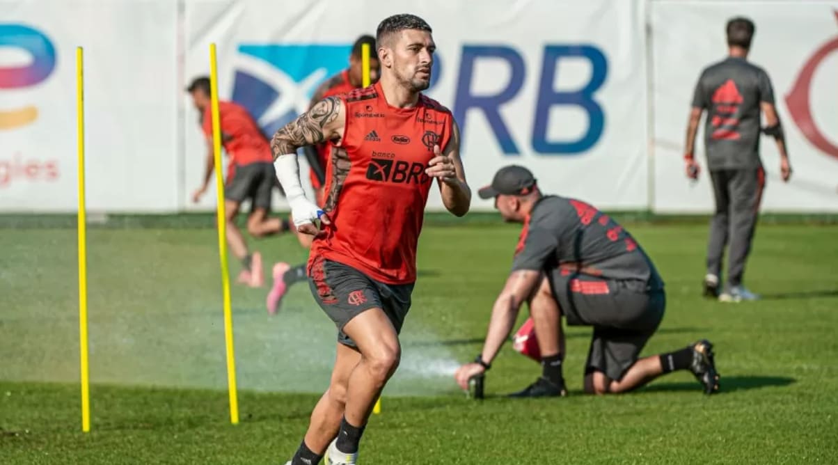 Arrascaeta e Filipe Luís treinam em separado em véspera de final do Flamengo