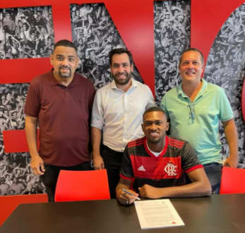 Flamengo renova contrato com Otávio até 2023