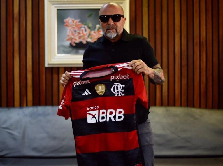 Chegou! Técnico do Flamengo, Sampaoli desembarca no Rio: Espero corresponder à expectativa