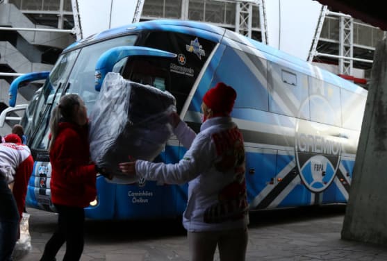 Inter e Grêmio ajudam em ação solidária para atender moradores de rua