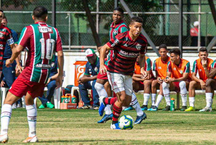 Flamengo volta a vencer Fluminense e avança à semi do Brasileirão sub-20