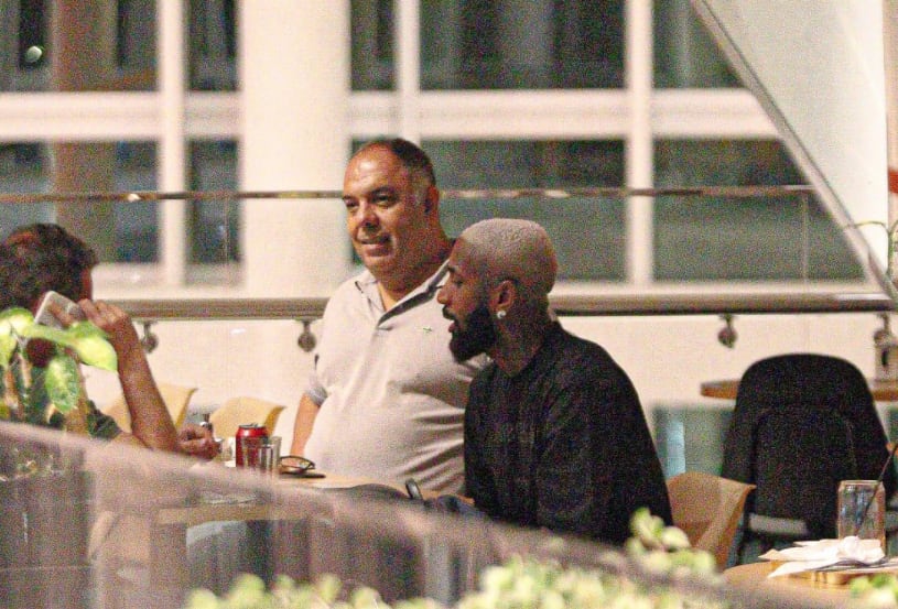 Gerson se reúne com dirigentes do Flamengo em restaurante no Rio de Janeiro