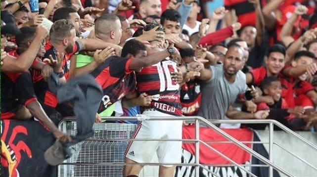 Diego posta foto com a torcida do Flamengo, que faz pedido ao meia: Fica