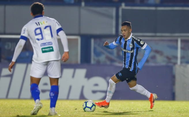 Pepê demonstra alivio com vitória do Grêmio