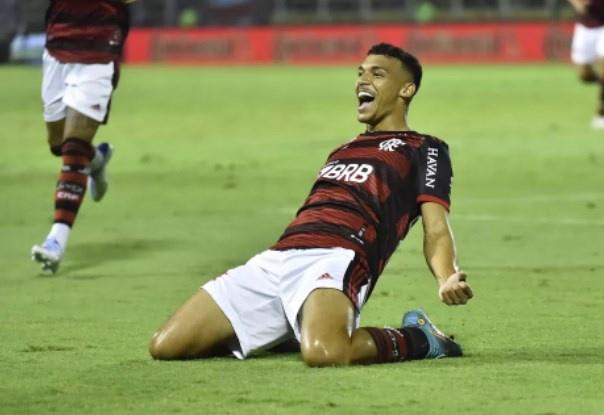 Inexplicável: Victor Hugo comemora 1º gol como profissional do Flamengo no dia do aniversário