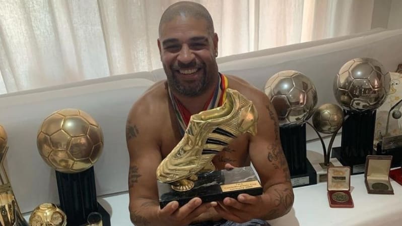 Adriano Imperador mostra sua coleção de troféus e medalhas