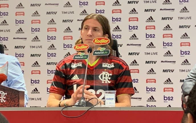 Filipe Luís lamenta situação dos estádios do Brasil: “Quero ajudar o futebol brasileiro, não só o Flamengo”