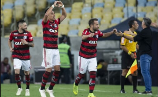 Flamengo vence o Grêmio e mantém sonho do título do Brasileiro