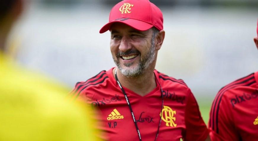 Reza devagar: Vítor Pereira orienta jogadores do Flamengo rezarem mais devagar: Assim Deus não consegue ouvir