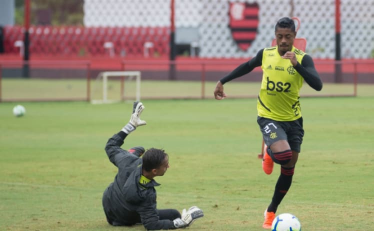 Bruno Henrique treina no Flamengo e enfrenta o Corinthians