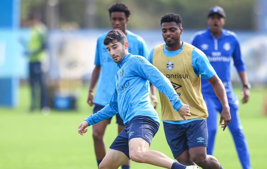 Renato Portaluppi lidera treino matinal nesta sexta-feira no Grêmio.