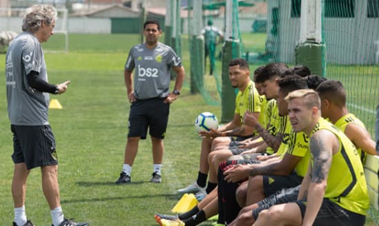 Jogadores que ficaram no Rio têm dia de treino no CT do Flamengo