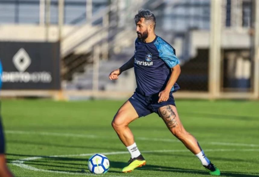 Treinador do time de transição destaca momento físico de Douglas