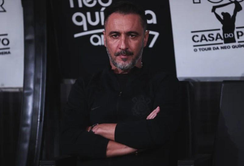 Alerta! Papos com colegas do Corinthians deixam atletas do Flamengo em alerta sobre relação com Vitor Pereira