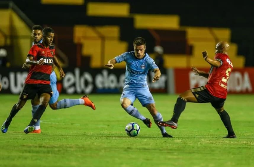 Guerra comemora 1º semestre do Grêmio e diz ser “muito difícil” vencer três competições